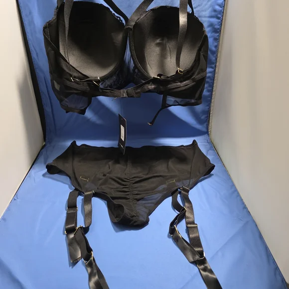 Fashion Nova Night In Lace Bustier Garter Set - Picture 4 of 4